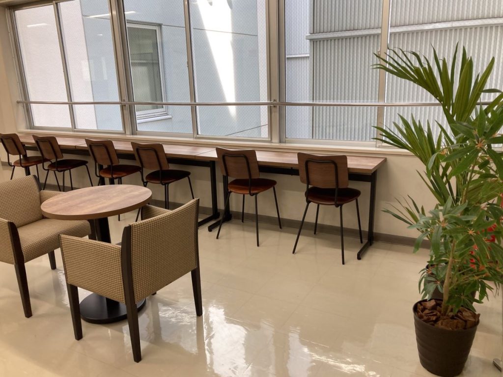 情報未来専門学校のカフェスペース